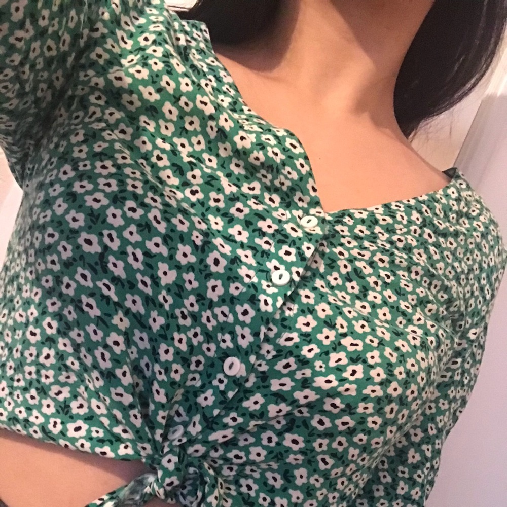 H&M | DIVIDED 💚 Cropped Blouse